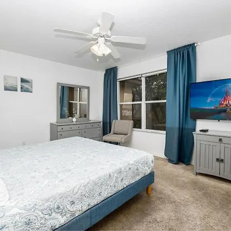 Beautiful Modern 4 Bed 3 Bath Townhome